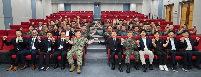 19일 부산 네이비힐에서 해군작전사령부 주관으로 열린 ‘MDA 발전을 위한 상업우주력 신속도입 공청회’에서 참석자들이 손을 맞잡고 기념촬영을 하고 있다. 부대 제공