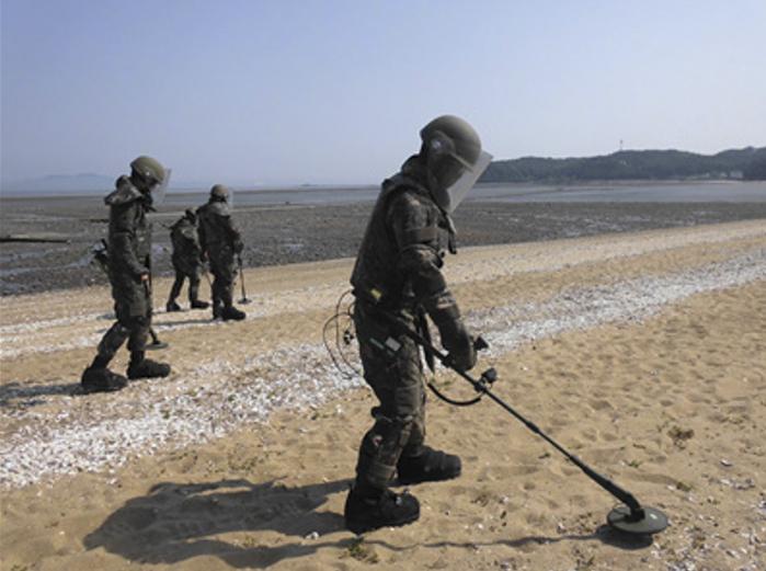 육군51보병사단 장병들이 서해안 해수욕장 일대에서 유실 지뢰 탐지 작전을 펼치고 있다. 부대 제공
