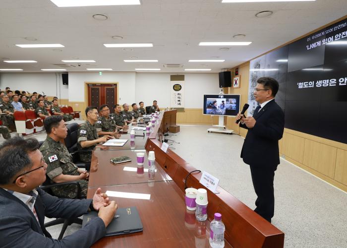 지난 19일 육군수도군단에서 김현중 한국산업안전보건공단 이사장이 ‘산업안전보건 강국 대한민국’을 주제로 강연하고 있다. 사진 제공=박준형 군무주무관