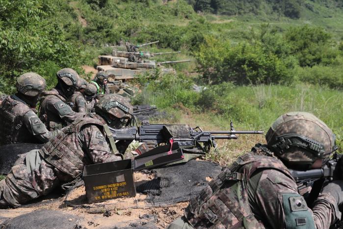육군5보병사단 표범여단이 참가한 여단급 제병협동훈련에서 장병들이 전차 등과 함께 통합 사격을 하고 있다. 부대 제공