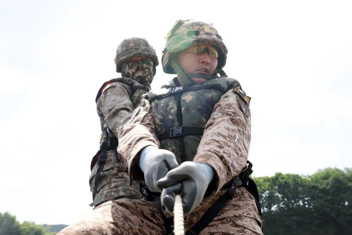 한·몽골 장병들이 밧줄을 함께 당기며 교절을 조립하고 있다.