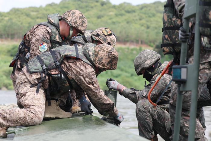 교절 조립하는 한·몽골 장병들.