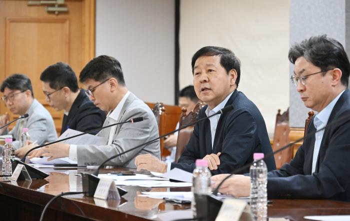 구윤철 부총리 겸 재정경제부 장관이 지난 7일 서울 중구 은행연합회에서 열린 시장상황점검회의를 주재하고 있다. 재정경제부 제공