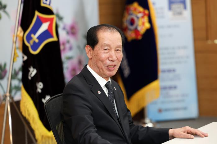 서울 서초구 갑종장교전우회 사무실에서 김덕배 갑종장교전우회장이 국방일보와 인터뷰하고 있다.