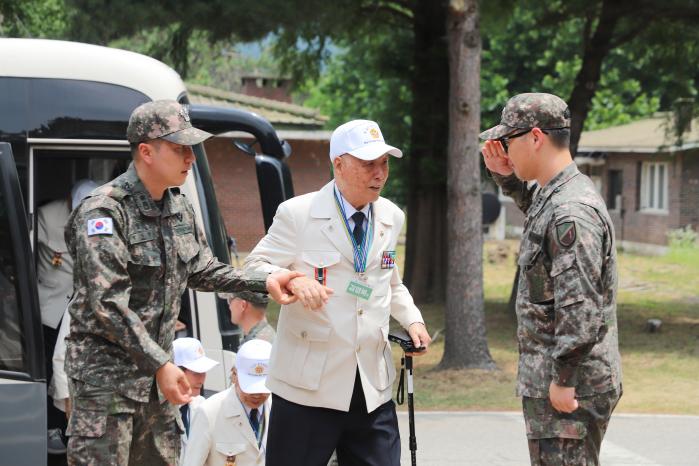 육군17보병사단 소속 장교가 지난 19일 부대개방행사에 참석한 6·25전쟁 참전용사에게 경례하고 있다. 부대 제공