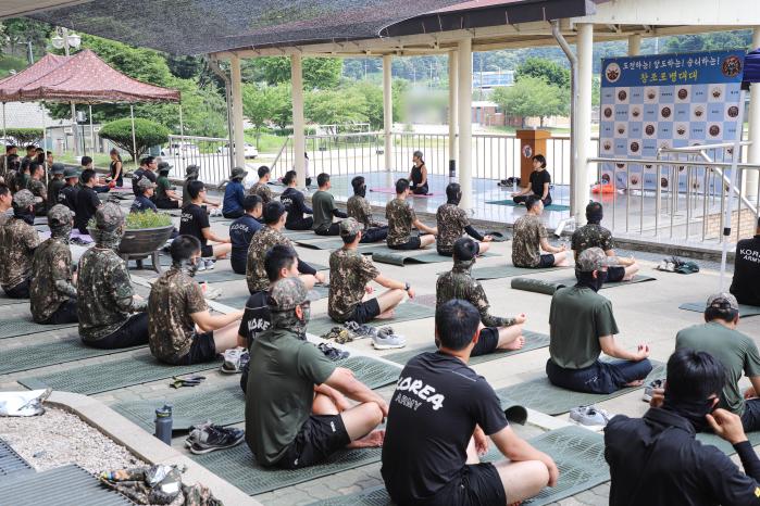 육군5포병여단 창조대대 장병들이 체력단련 중 요가 수업을 듣고 있다. 부대 제공