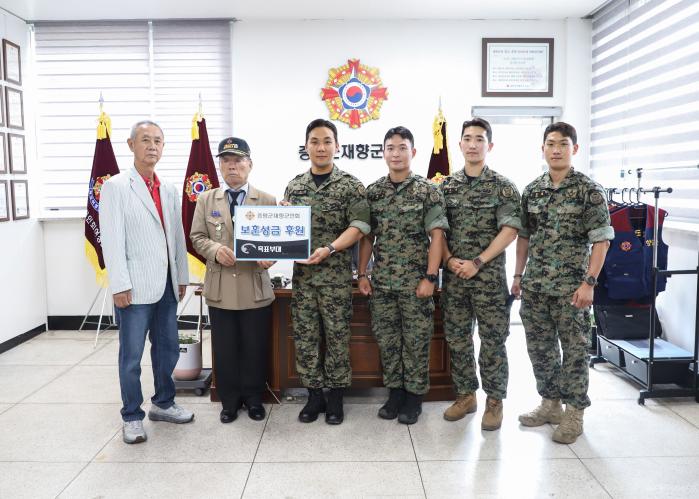 육군특수전사령부 흑표부대 장병들이 지난 19일 충북 증평군 재향군인회관에서 6·25전쟁 참전용사들을 위한 성금을 전달하고 있다. 부대 제공