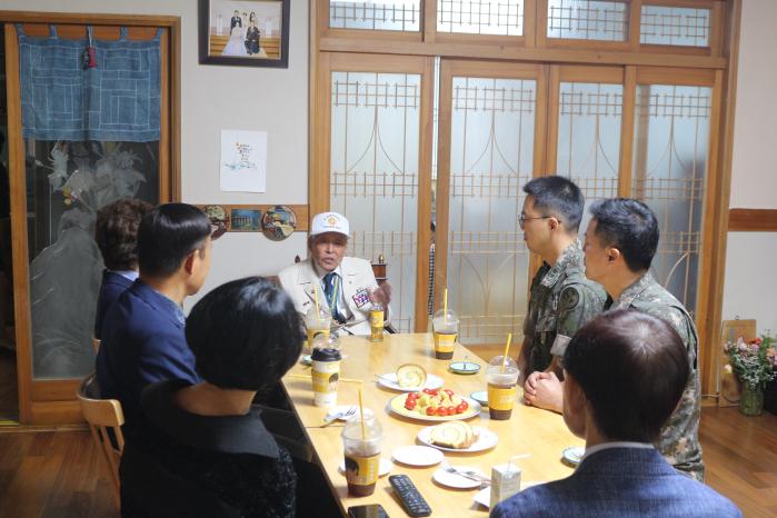 육군39보병사단 창원대대 장병들이 22일 6·25전쟁 참전용사 자택을 방문해 준비한 위문품을 전달한 뒤 대화하고 있다. 부대 제공
