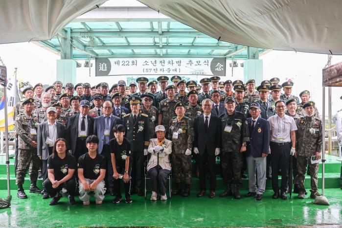 육군3보병사단 전차대대가 지난 20일 개최한 ‘제22회 소년전차병의 날’ 행사에서 참석자들이 기념 촬영을 하고 있다. 사진 제공=이도선 상사