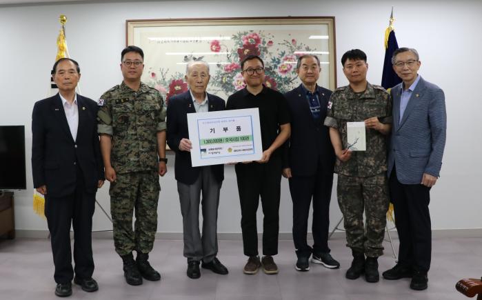 초록동색문학회와 도서출판 불과글 관계자들이 대한민국6·25참전유공자회에 시집과 인세를 기부하고 있다. 초록동색문학회 제공