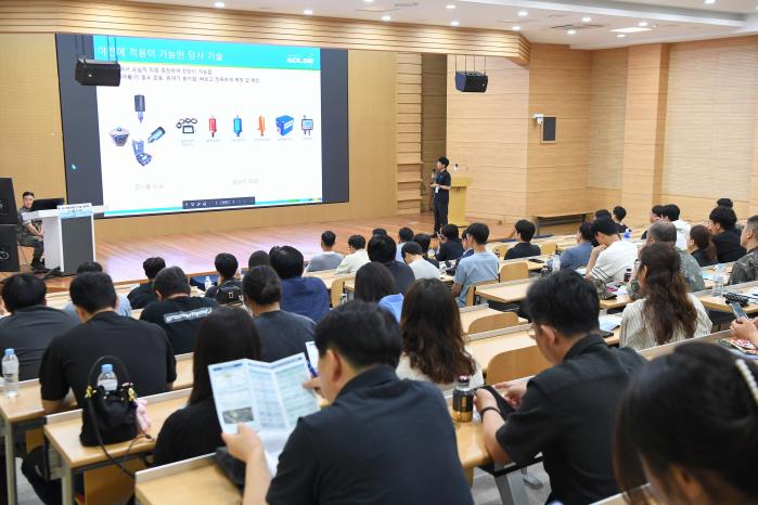해군군수사령부와 국립창원대학교가 22일 개최한 제13회 함정적용 신기술 설명회 및 제품 전시회에서 참석자들이 함정적용 신기술에 대한 설명을 듣고 있다. 사진 제공=최혜진 하사