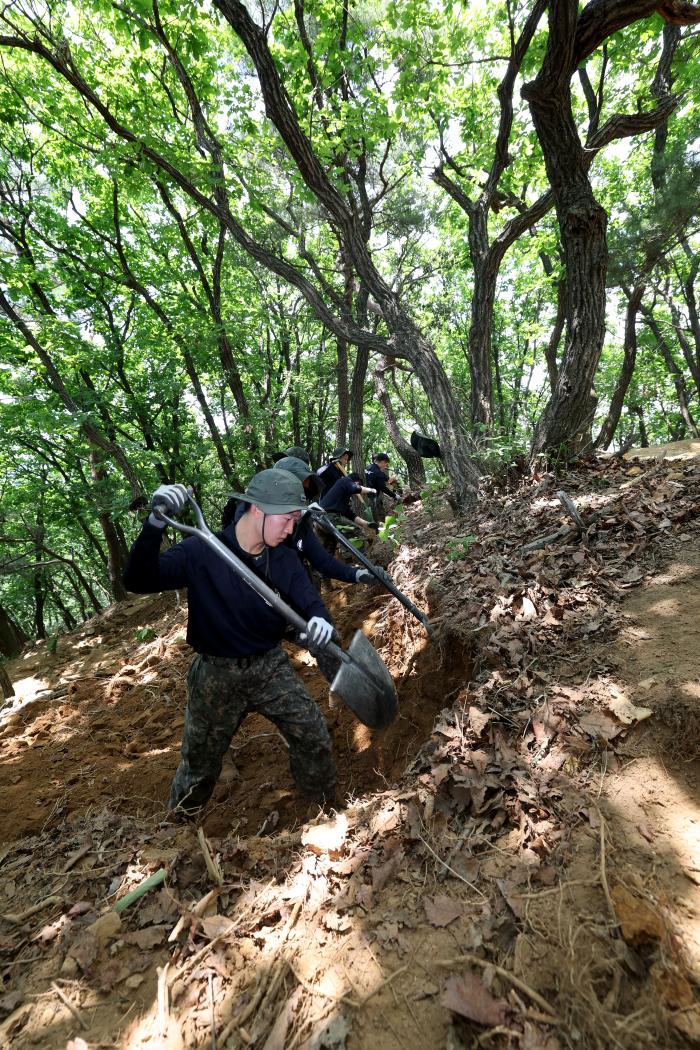 육군9보병사단 참독수리대대 장병들이 지난 18일 경기 파주시 비호봉 일대에서 6·25전쟁 당시 전사한 선배 전우의 유해를 수습하기 위한 발굴작전에 매진하고 있다.