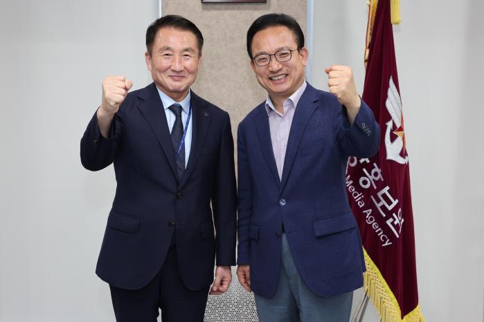 배종호(오른쪽) 국방홍보원장이 23일 국방홍보원을 예방한 신상범 국방기술품질원장과 기념사진을 찍고 있다. 조종원 기자
