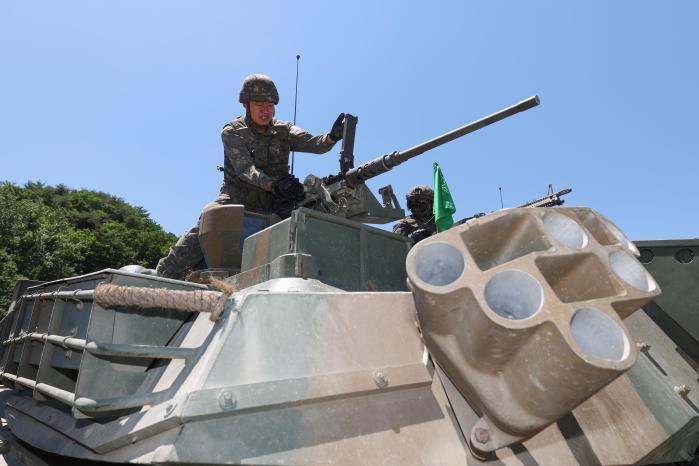 K1A2 전차를 운용 중인 장병.
