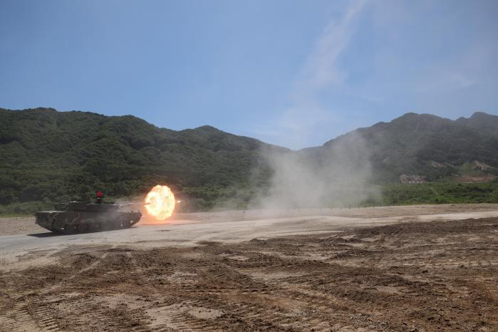 23일 육군수도기계화보병사단 전투사격 훈련에서 K1A2 전차가 적을 발견한 상황을 가정해 표적을 향해 사격하고 있다.