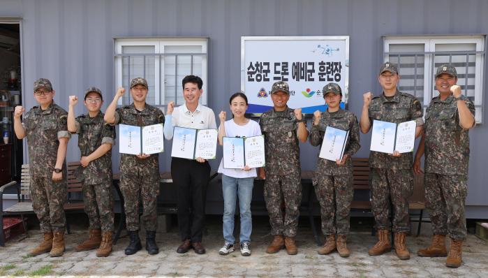 육군35보병사단 백마여단 드론 동아리원들과 이들을 지도한 드론 교관이 취득한 자격증을 들고 기념촬영을 하고 있다. 부대 제공