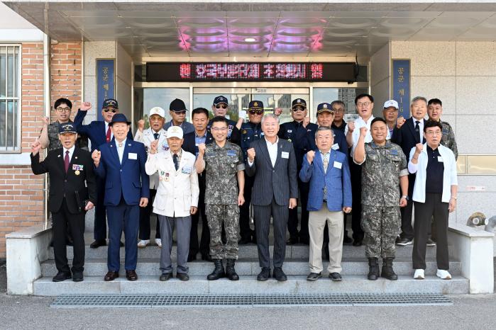 23일 공군미사일방어사령부가 개최한 경기 평택지역 보훈유공자 초청행사에서 참석자들이 기념촬영을 하고 있다. 부대 제공