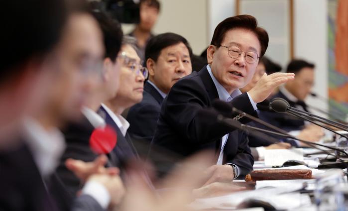 이재명 대통령이 23일 청와대에서 국무회의 겸 비상경제점검회의를 주재하고 있다. 연합뉴스