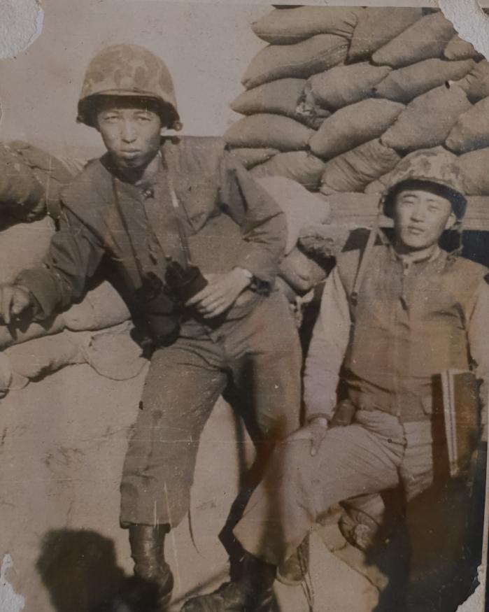 1952년 2월 경기 파주 31고지 전초진지를 사수하던 해병3기 김진탁(왼쪽·예비역 중령) 당시 1연대 3대대 9중대장 모습. 본인 제공