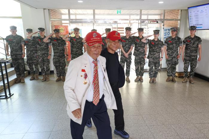 백호여단 장병들의 경례를 받으며 부대를 떠나는 해병대 3·4기 전우회 노병들.