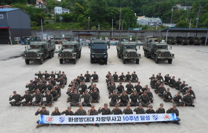 육군11기동사단 솔개대대 장병들이 차량 무사고 10주년을 달성해 기념촬영하고 있다. 부대 제공