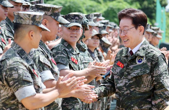 24일 해병대 연평부대를 방문한 이재명 대통령이 장병들과 반갑게 인사하고 있다.