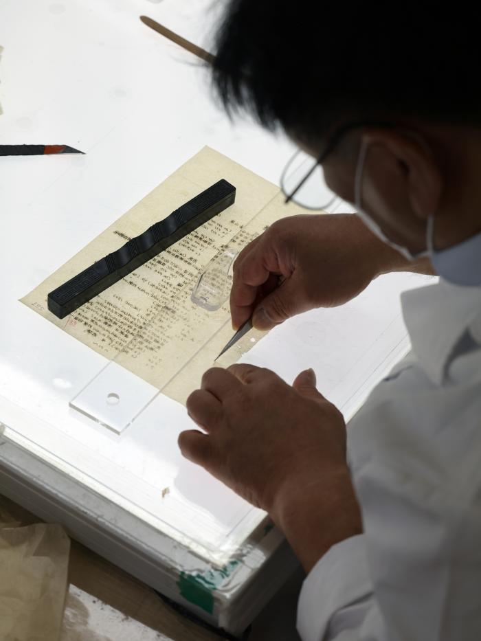 지난 17일 육군기록정보관리단 복원사업장에서 문화유산 보존처리연구원이 국가등록문화재 제787호로 지정된 6·25전쟁 군사기록물을 복원하고 있다.