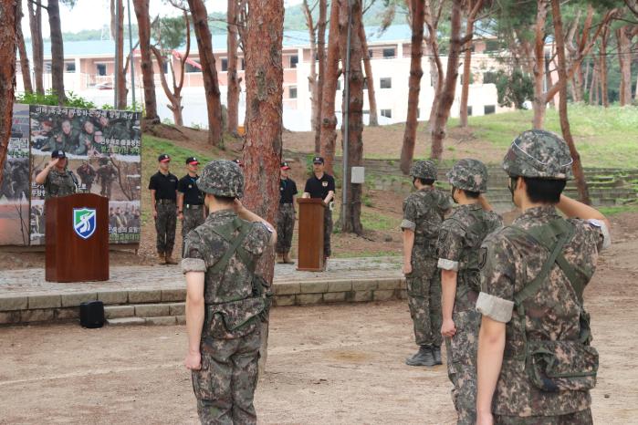 육군51보병사단 신병교육대대가 진행한 병영 체험 행사에서 서경대학교 군사학과 재학생들이 입소식을 하고 있다. 부대 제공