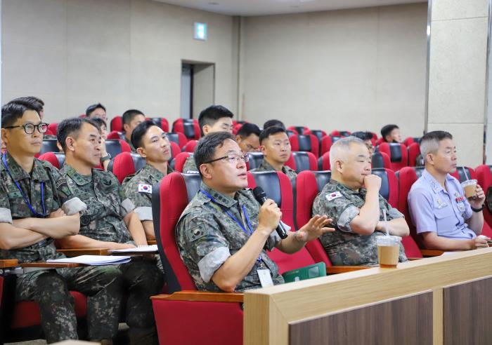 육군보병학교가 24일 개최한 ‘26-1차 교리발전 세미나’ 참석자들이 토론하고 있다. 부대 제공