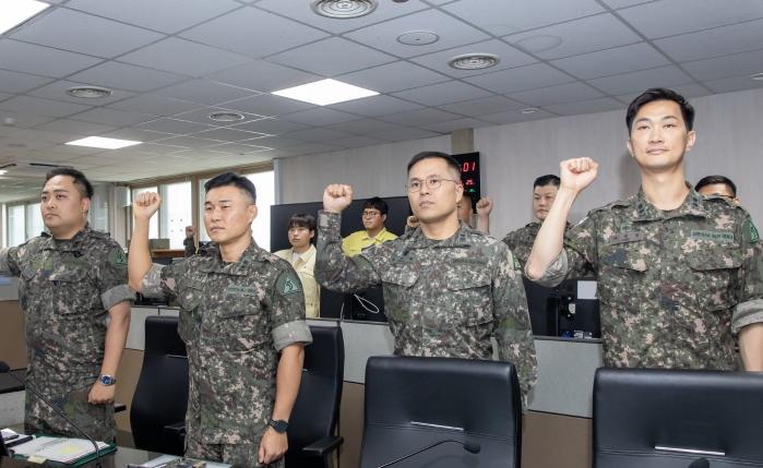 육군53보병사단 간부들이 25일 6·25전쟁 76주년 맞아 전투의지 결의대회를 하며 구호를 외치고 있다. 부대 제공