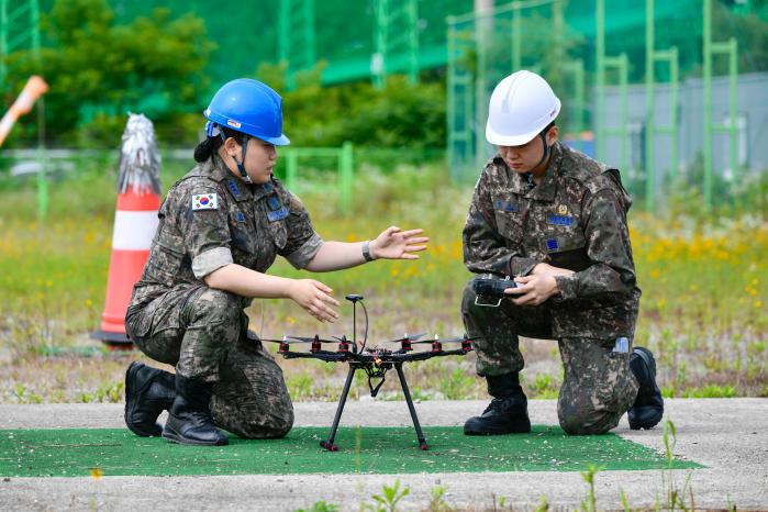 공군1전투비행단 교관이 상용 드론의 기초 조작법을 병력동원훈련에 입소한 예비군에게 설명하고 있다. 사진 제공=원종준 상병