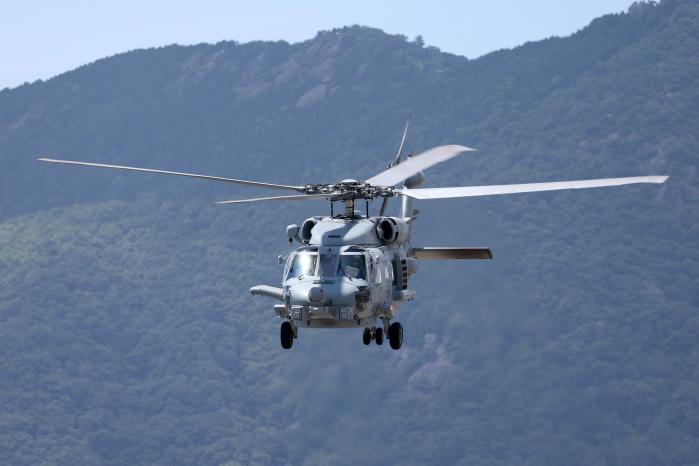 해군 항공사령부 MH-60R 시호크 해상작전헬기가 지난 16일 경남 창원시 진해구 623대대에서 비행하고 있다. 조종원 기자