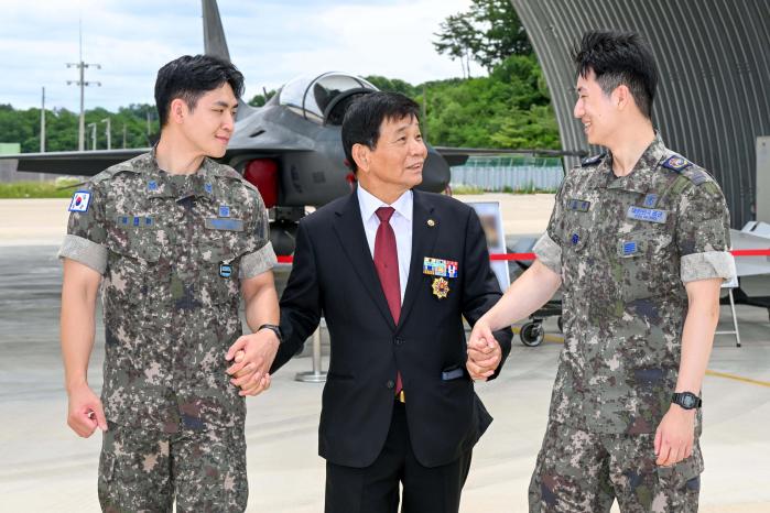 24일 열린 공군16전투비행단 보훈가족 초청행사에서 장병들과 오윤희(가운데) 무공수훈자회 예천군지회장이 함께 대화를 나누고 있다. 사진 제공=정주찬 하사