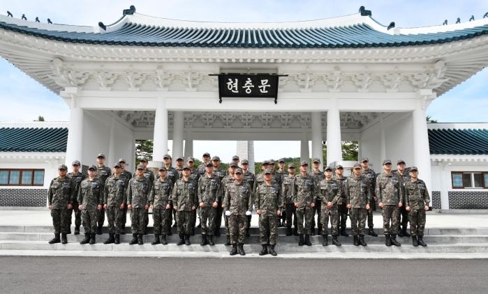 공군19전투비행단 으뜸·모범병사들이 국립서울현충원에서 기념촬영을 하고 있다. 사진 제공=김현준 일병