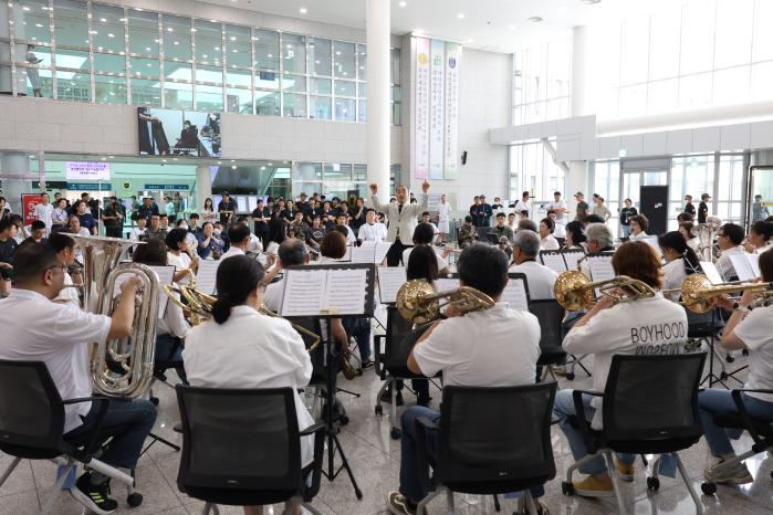 국군수도병원이 24일 개최한 ‘분당윈드오케스트라와 함께하는 힐링음악회’에서 단원들이 아름다운 연주를 선보이고 있다. 사진 제공=김지혜 육군대위