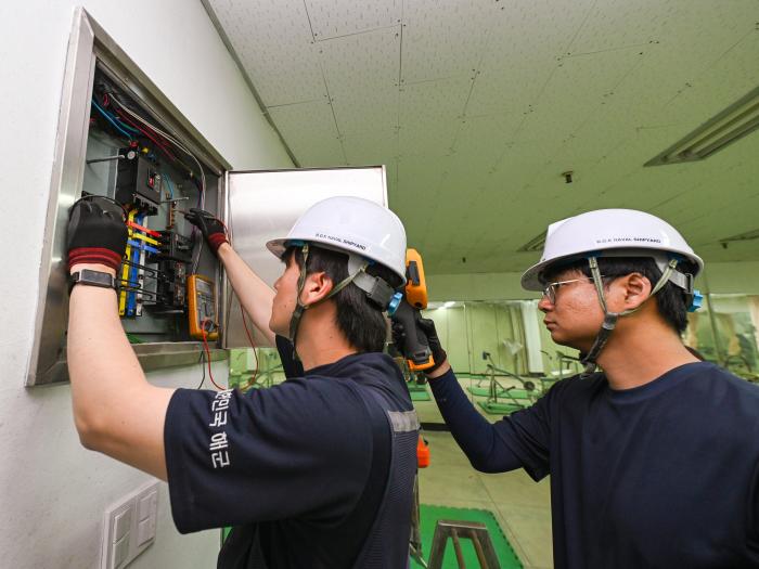 25일 진해보훈회관 전기안전진단 봉사활동에 나선 해군군수사 정비창 제2통합제어팀원들이 보훈회관에서 배전반을 점검하고 있다. 사진 제공=최영혁 하사