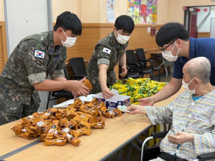 공군군수사령부 초급장교단원들이 대구보훈요양원이 개최한 보훈장터 운영 지원 봉사활동을 하고 있다. 부대 제공