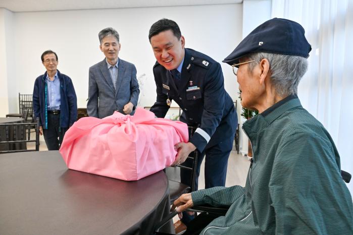 공군18전투비행단 장병들이 공군으로 6·25전쟁에 참전한 조규흥(맨 오른쪽) 옹을 찾아가 위문품을 전달하고 있다. 사진 제공=김다현 하사