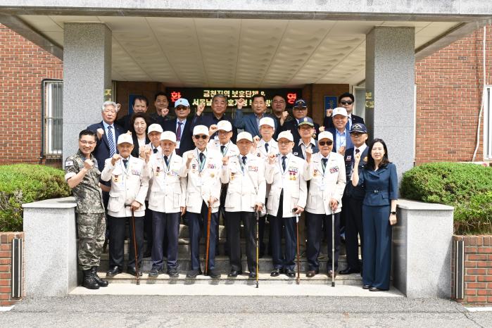 24일 공군3미사일방어여단이 개최한 지역 보훈단체 유공자 초청행사에서 참석자들이 기념촬영을 하고 있다. 부대 제공