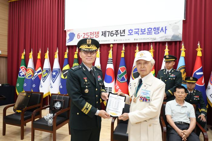 김규하(왼쪽) 육군참모총장이 25일 전주생명과학고등학교에서 열린 호국보훈행사에서 6·25전쟁 참전용사에게 축소 명패를 전달하고 있다. 육군 제공