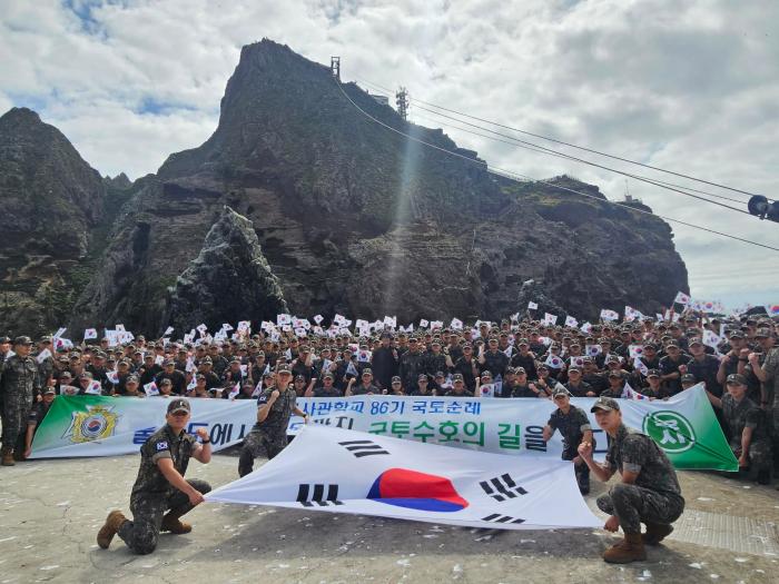 육군사관학교 1학년 생도들이 독도에서 국토수호 결의를 다짐하고 있다. 육사 제공