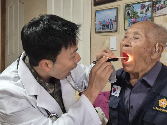 육군3군단 통합의무실 한의과 군의관이 6·25전쟁 참전용사를 찾아 의료지원을 하고 있다. 부대 제공