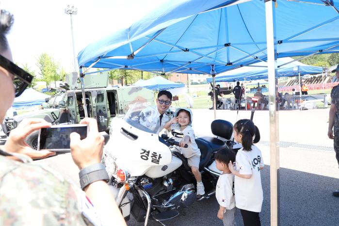 육군51보병사단이 24일 개최한 부대개방행사에서 아이들이 모터사이클(MC) 탑승 체험을 하고 있다. 부대 제공