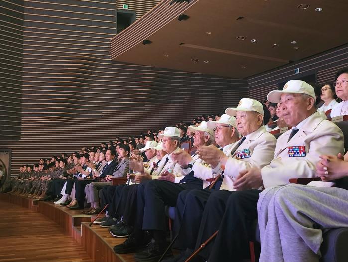 육군31보병사단이 24일 광주예술의전당에서 개최한 군악연주회에서 6·25전쟁 참전용사들이 공연을 관람하고 있다. 부대 제공