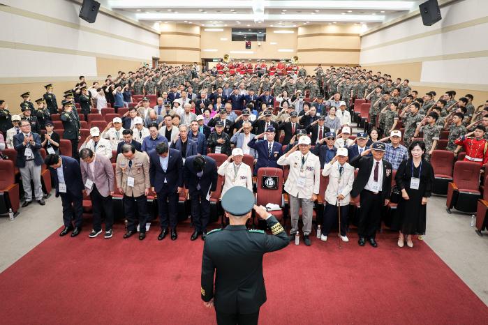 김광석(소장) 육군35보병사단장을 비롯한 장병들이 조국을 지켜낸 영웅들에게 존경의 마음을 담아 경례를 하고 있다. 사진 제공=권필구 원사
