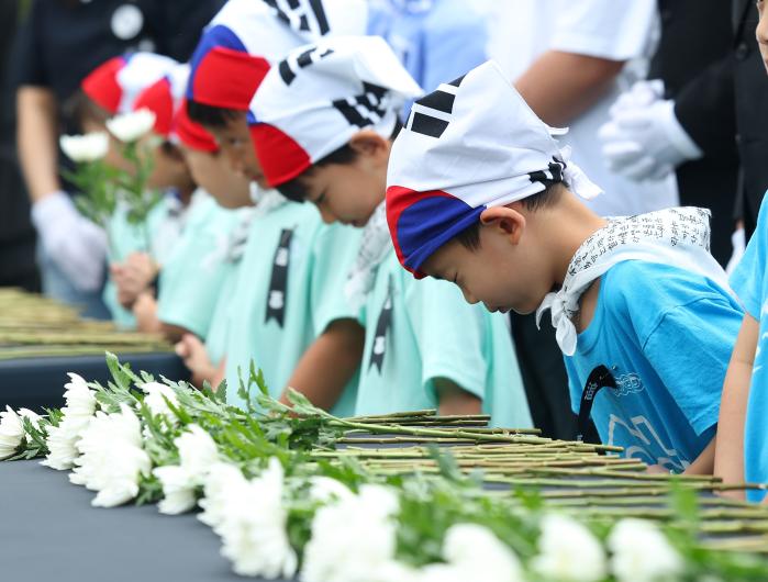 25일 부산시 남구 유엔기념공원에서 열린 제76주년 6·25전쟁 참전 유엔전몰용사 추모제에서 어린이들이 헌화하고 있다. 연합뉴스