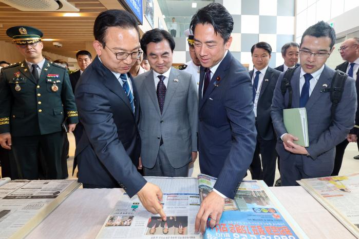 고이즈미 일본 방위대신과 안규백 국방부 장관, 배종호 국방홍보원장(오른쪽부터)이 고이즈미 준이치로 전 일본 총리의 과거 방한 기사가 실린 국방일보를 살펴보고 있다. 한재호 기자 
