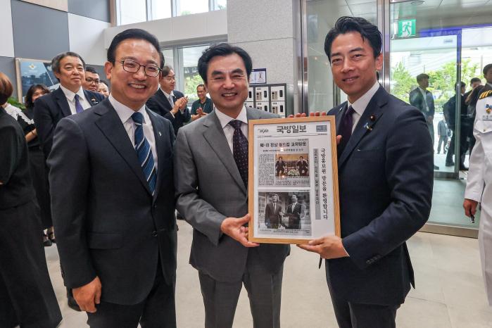 안규백 국방부 장관이 28일 국방홍보원을 방문한 고이즈미 일본 방위대신에게 액자로 제작한 국방일보 지면을 선물하고 있다. 한재호 기자 