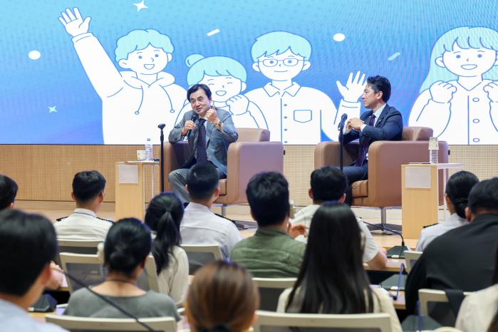 28일 한국국방연구원을 방문한 안규백(왼쪽) 장관과 고이즈미 일본 방위대신이 양국 청년세대와 간담회를 갖고 있다. 한재호 기자 