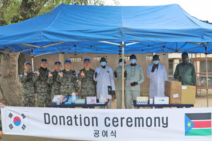 한빛부대 21진 장병과 병원 관계자들이 종글레이주 보르주립병원에서 열린 의약품 공여식에서 기념사진을 찍고 있다. 사진 제공=이한별 육군대위